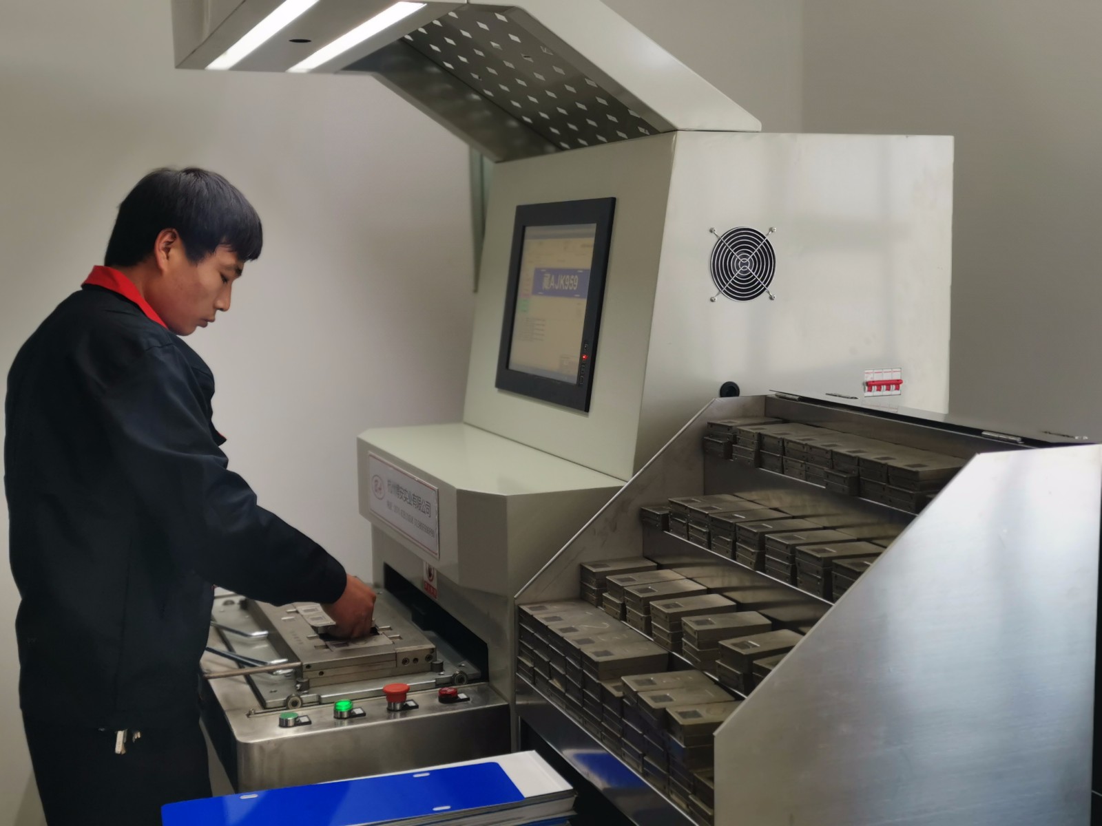 全区首个机动车号牌现场制作点投用 (2).jpg 全区首个机动车号牌现场制作点投用 (2).jpg